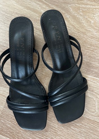 38 Beden Siyah İnce Topuklu Minimalist Kadın Sandalet