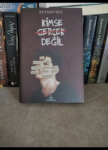 Kimse Gerçek Değil 