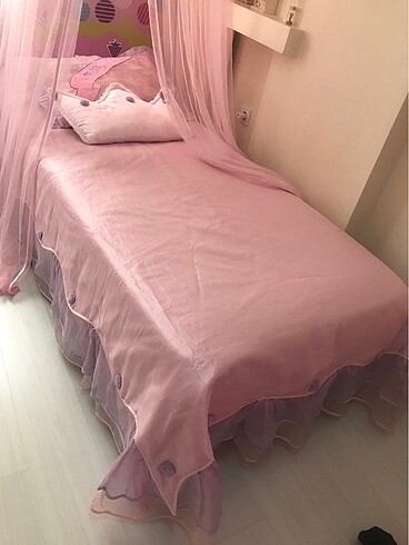 Yatak örtüsü ve ve iki adet yastık