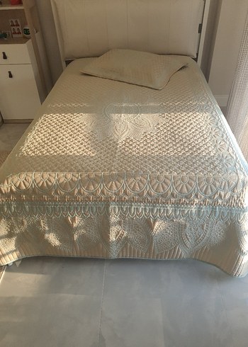 Nakışlı Beyaz Pastel Yatak Örtüsü - Görsel 2