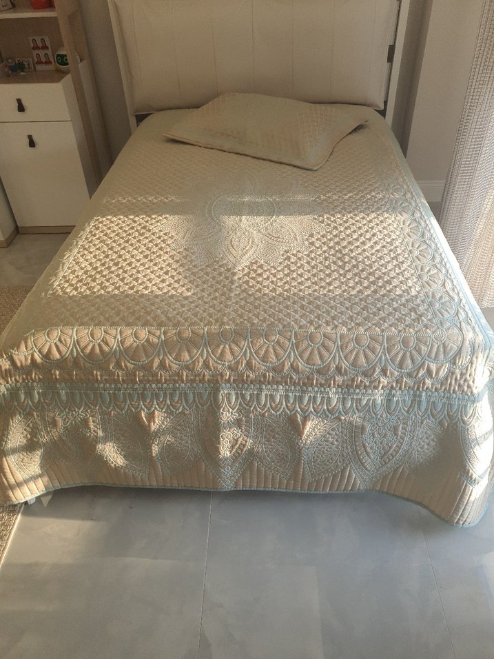 Nakışlı Beyaz Pastel Yatak Örtüsü - Görsel 2