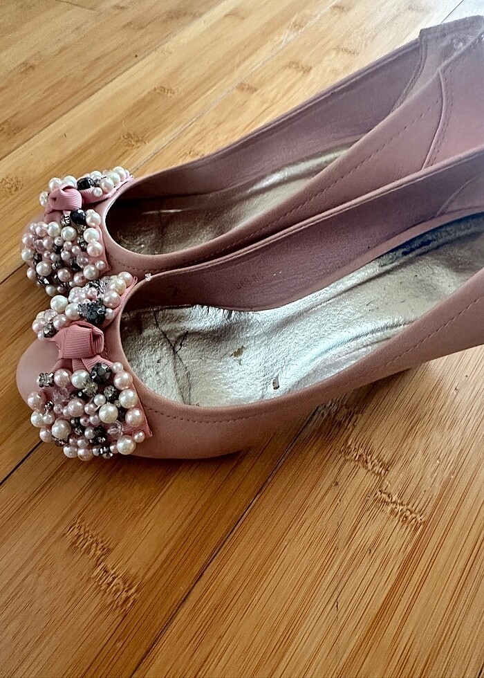 Pembe boncuklu kısa topuklu ayakkabı - Görsel 4