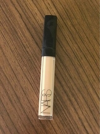 NARS Aydınlatıcı Etkili Kremsi Kapatıcı