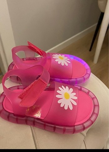 Pembe Çiçek Desenli Tokalı Kız Çocuk Sandalet