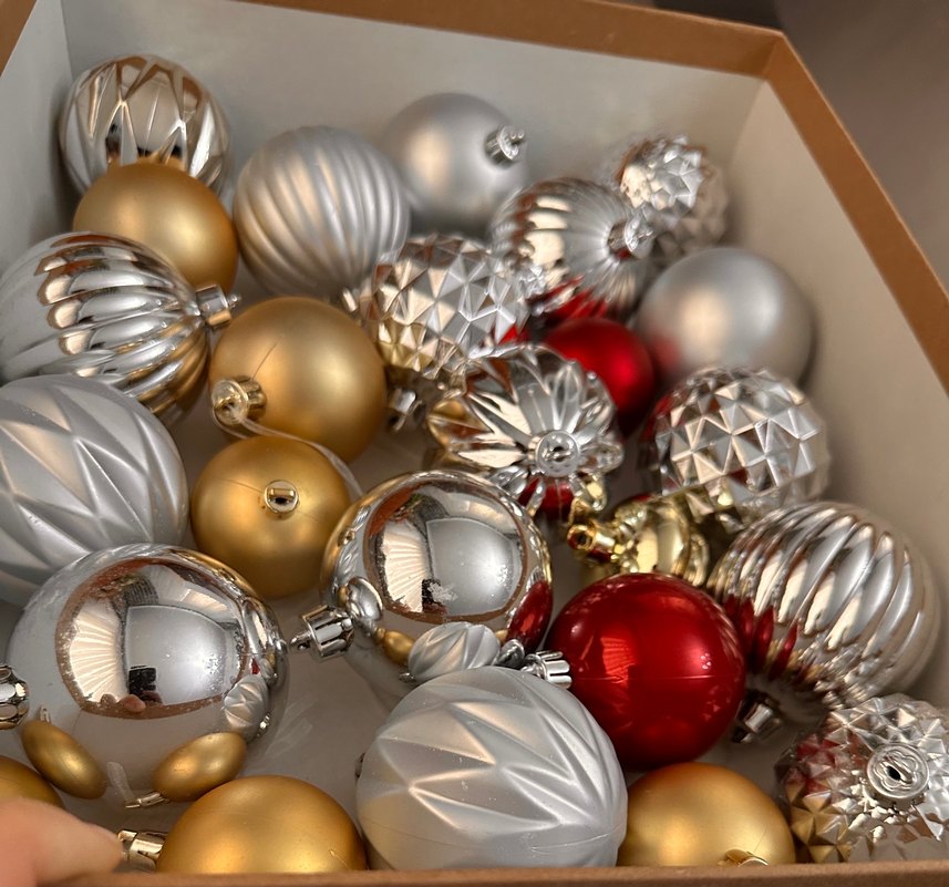Gri ve Altın Yılbaşı Süs Topları Seti - Görsel 4