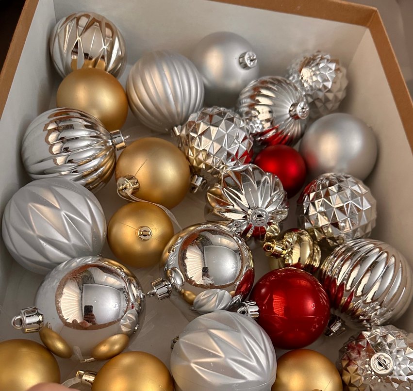 Gri ve Altın Yılbaşı Süs Topları Seti - Görsel 3
