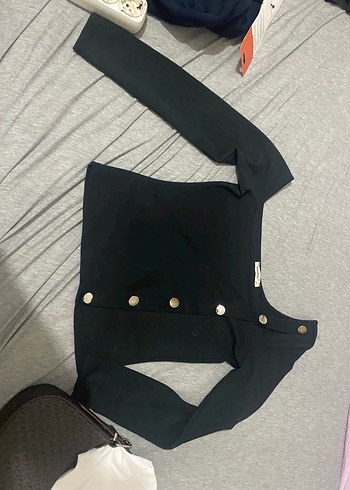 Siyah Düğmeli Yüksek Yaka Kadın Bluz
