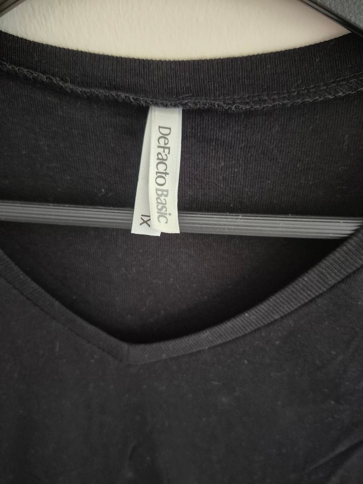 Siyah V Yaka Kısa Kollu Keten Tişört - Görsel 2