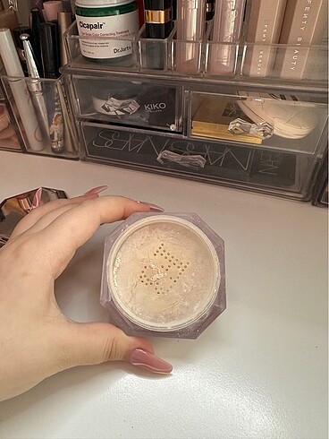 Huda Beauty Fenty beauty pudra