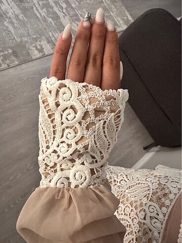 Zara Dantel detaylı transparan mini davet elbisesi