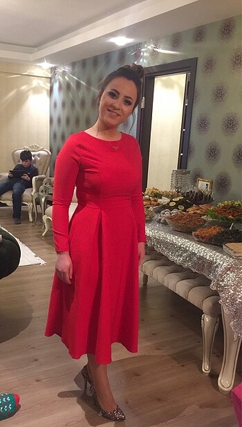Kırmızı midi boy şık elbise