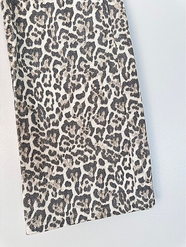 Stradivarius Stradivarius leopar jean