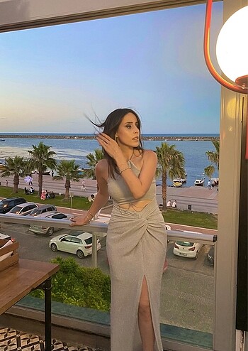 36 Beden X Zeynep Tosun Gri Vücuda Oturan Astarlı Zincir Detaylı Abiye & 