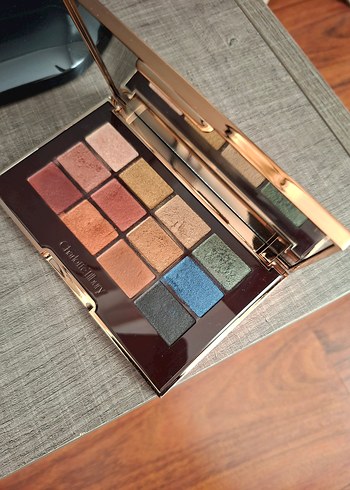 Charlotte Tilbury Çok Renkli Göz Farı Paleti - Görsel 2