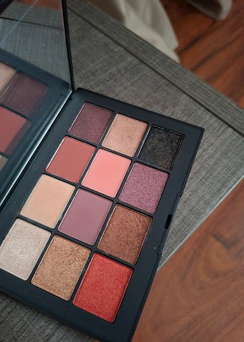 Nars Koyu Tonlarda 12 Renkli Far Paleti - Görsel 6