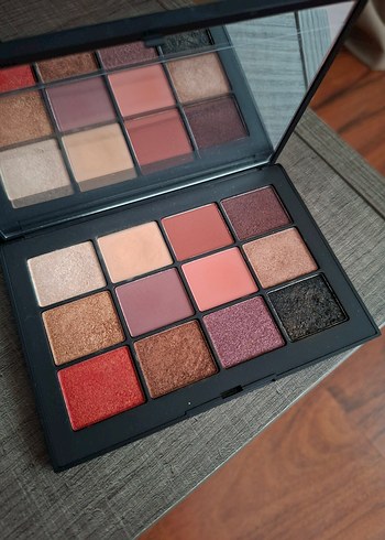 Nars Koyu Tonlarda 12 Renkli Far Paleti - Görsel 5