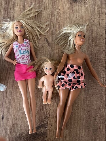 İki barbie bir cocuk barbie