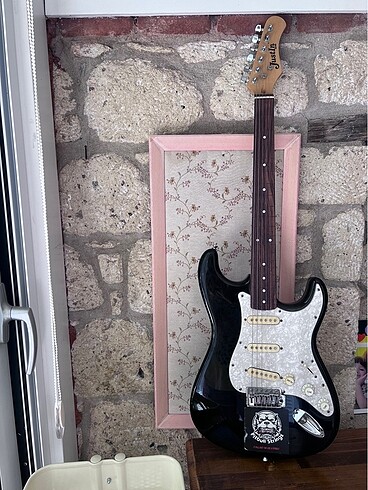 Perdesiz elektro gitar