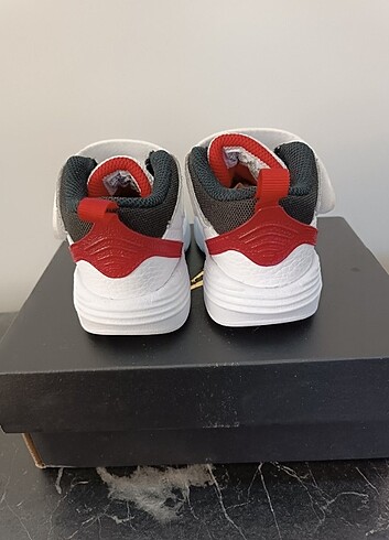 22 Beden beyaz Renk Orjinal Nike Jordan Max Aura