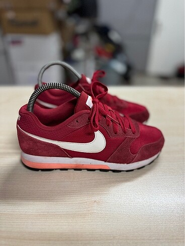 37,5 Beden bordo Renk Nike MD Runner 2?