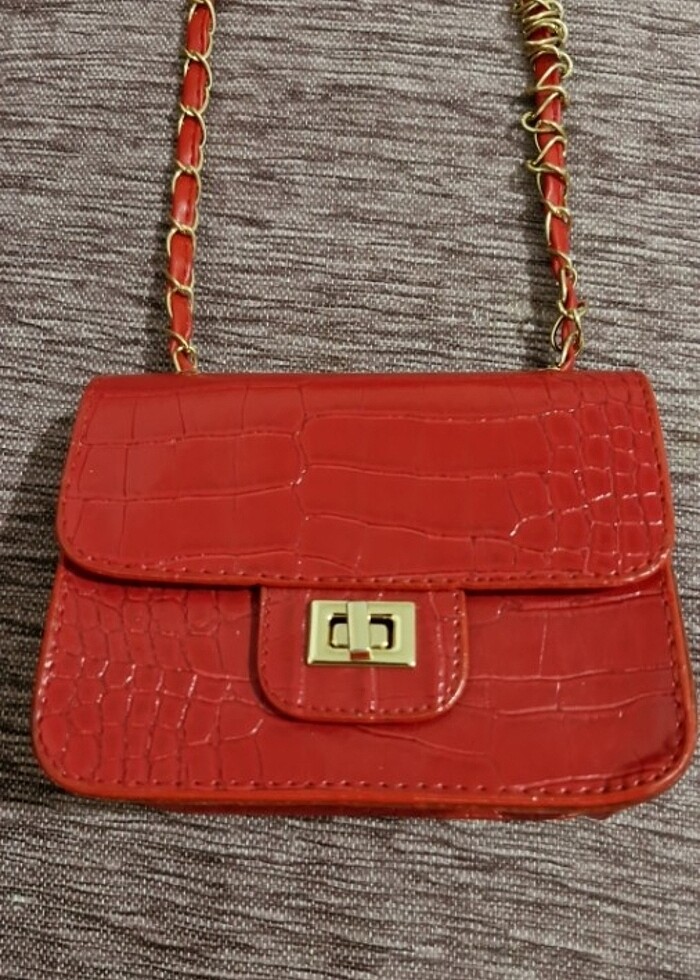 Kırmızı Çanta - Görsel 2