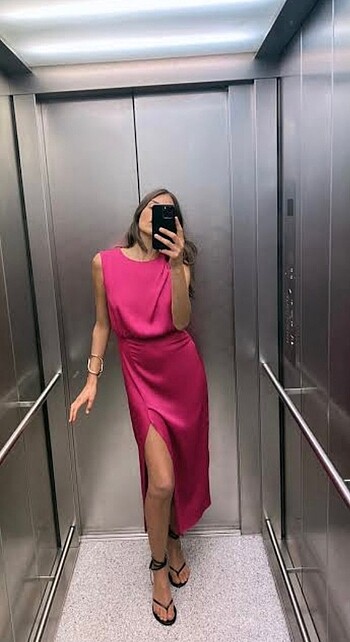 Saten yırtmaçlı elbise