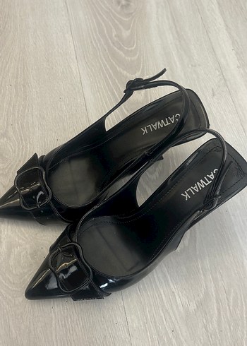 Kemer Detaylı Siyah Rugan Stiletto
