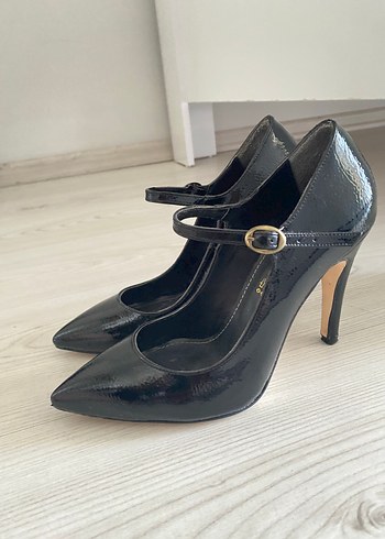 Zara Siyah Deri Kemerli Stiletto