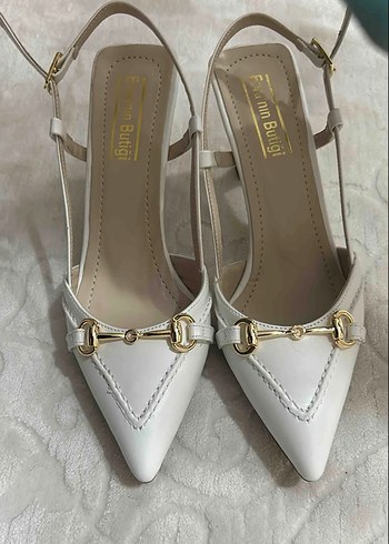 Beyaz Stiletto Topuklu Ayakkabı