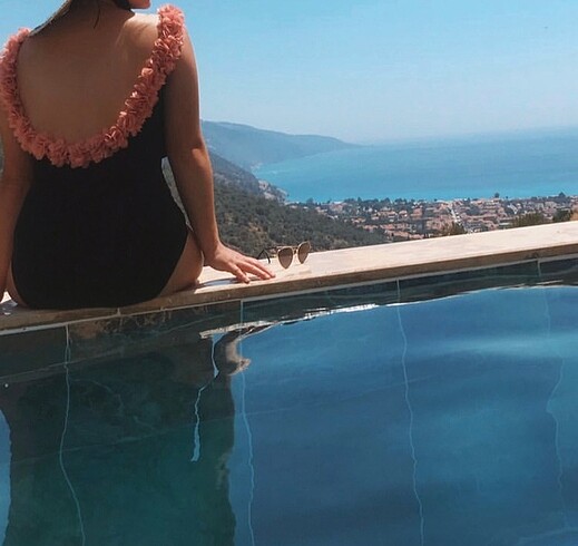 36 Beden Sırtı çiçekli mayo
