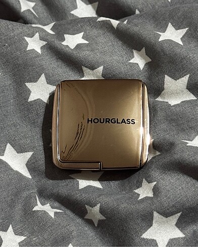 Hourglass lighting bronzer