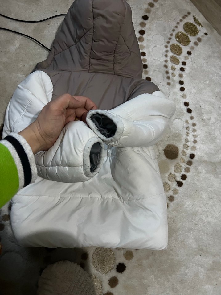 Kapüşonlu Erkek Çocuk Beyaz Mont - Görsel 3