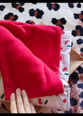 Renkli Baskılı Kırmızı Çocuk Battaniyesi - Görsel 2