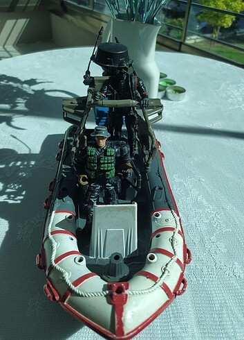 Tekne ve Oyuncak Asker