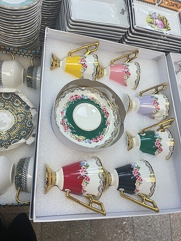 Renkli Fincan Takımı