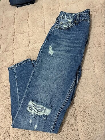Dizleri yırtık jeans