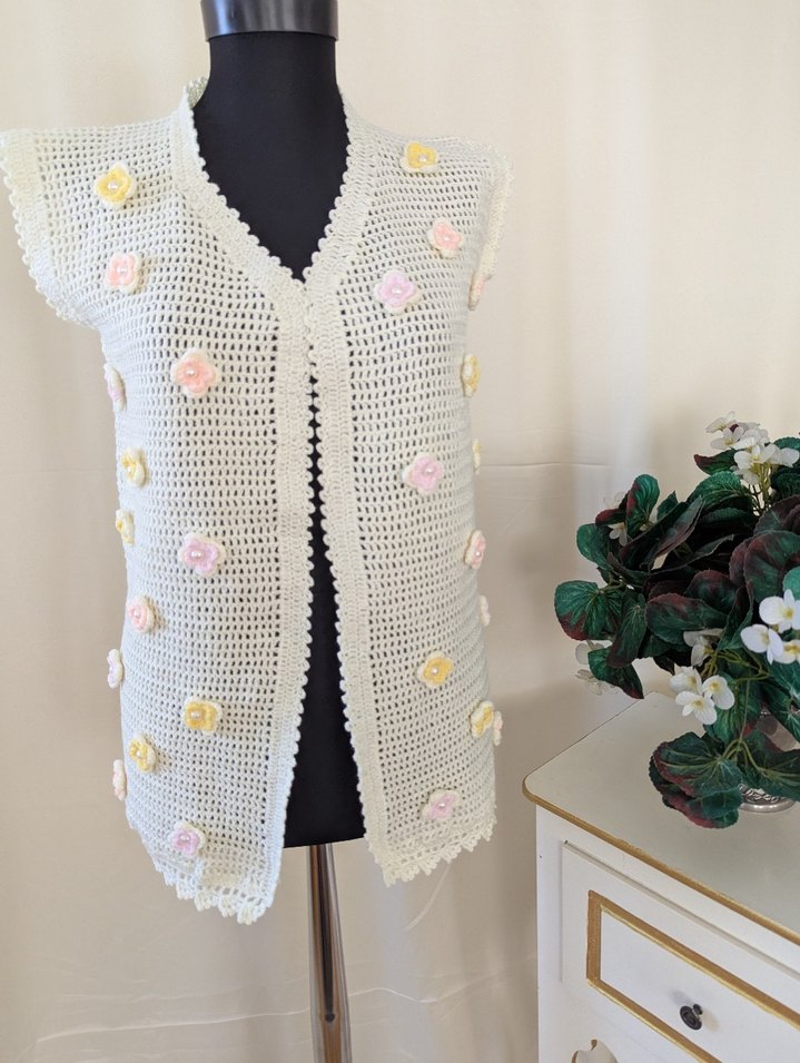 Nakışlı Beyaz Örgü Kolsuz Mini Yelek - Görsel 2