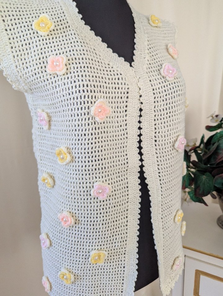 Nakışlı Beyaz Örgü Kolsuz Mini Yelek - Görsel 4