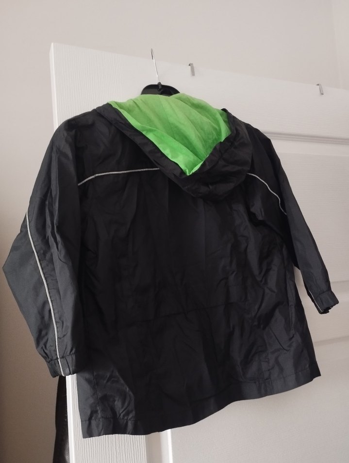 Erkek Çocuk Siyah Yağmurluk Kapüşonlu - Görsel 2