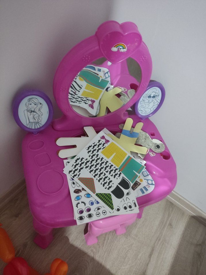 Pembe Barbie Çocuk Oyun Masası ve Taburesi - Görsel 3