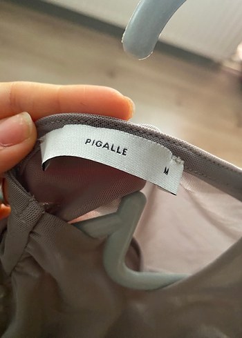 Drapeli Yüksek Yakalı Kolsuz Bluz - Görsel 3