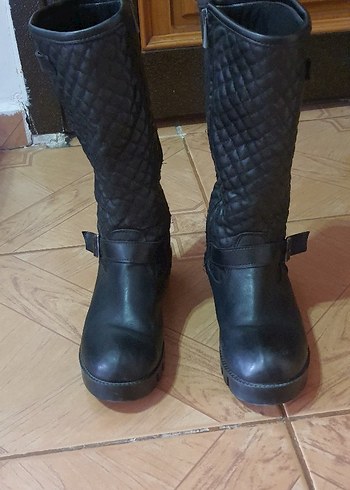 Kemer Detaylı Siyah Deri Biker Bot