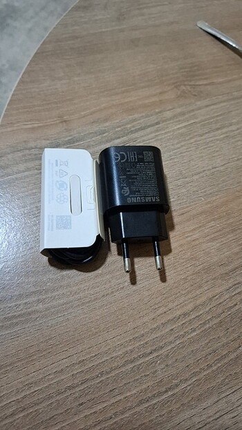 Samsung şarz cihazı ve kablosu 