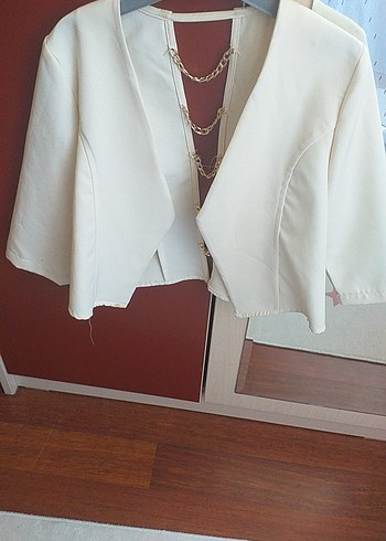 Zincir Detaylı Beyaz Kadın Blazer Ceket
