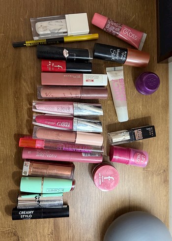 Çeşitli Pastel Tonlarda Ruj ve Dudak Parlatıcıları - Görsel 3