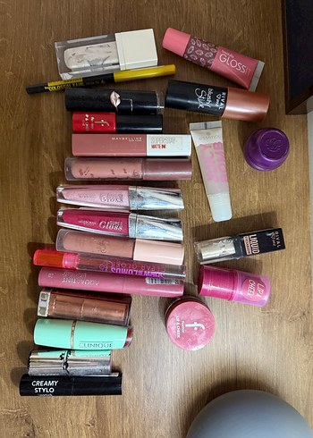 Çeşitli Pastel Tonlarda Ruj ve Dudak Parlatıcıları - Görsel 2