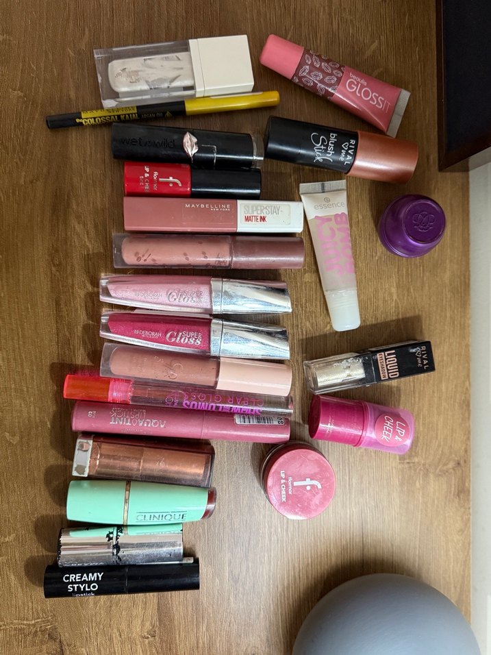 Çeşitli Pastel Tonlarda Ruj ve Dudak Parlatıcıları - Görsel 3