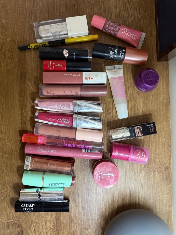 Çeşitli Pastel Tonlarda Ruj ve Dudak Parlatıcıları - Görsel 2