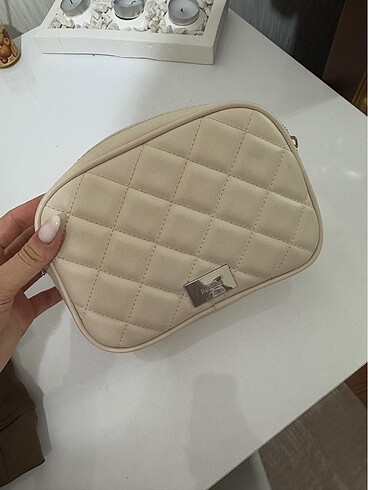 bershka zincirli omuz çantası