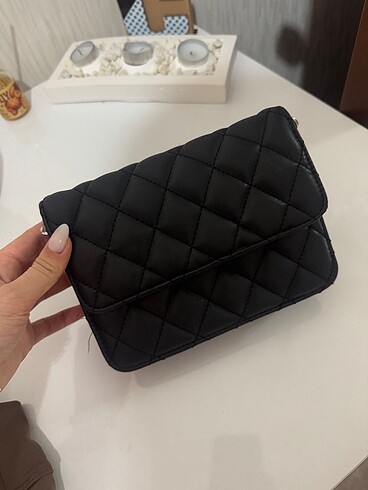 bershka zincirli omuz çantası